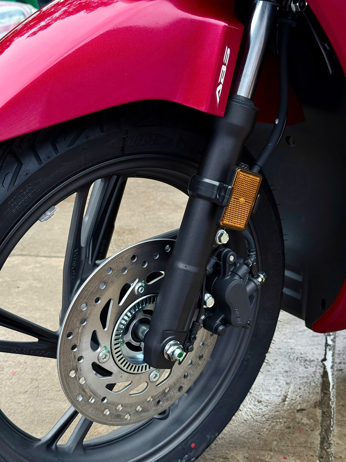 Phanh ABS Honda Sh150i Ý 2025 màu đỏ Phanh ABS Honda Sh150i Ý 2025 màu đỏ